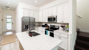 Frigorífico, microondas, horno y placa de cocina