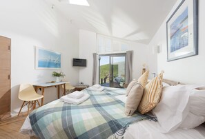1 bedroom, WiFi, bed sheets - The Perch is a contemporary studio offering the perfect escape to the coast (New Polzeath)