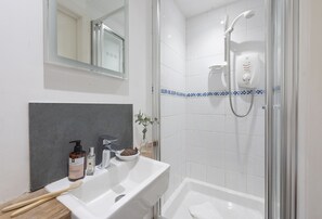 Een douche, een haardroger, handdoeken
