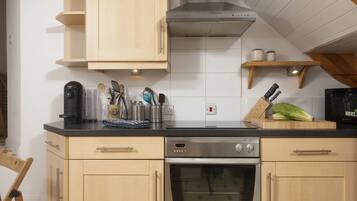 Geladeira, micro-ondas, fogão, cafeteira/chaleira