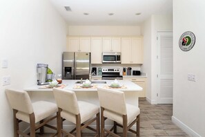 Frigorífic, microones, forn i placa de cuina 