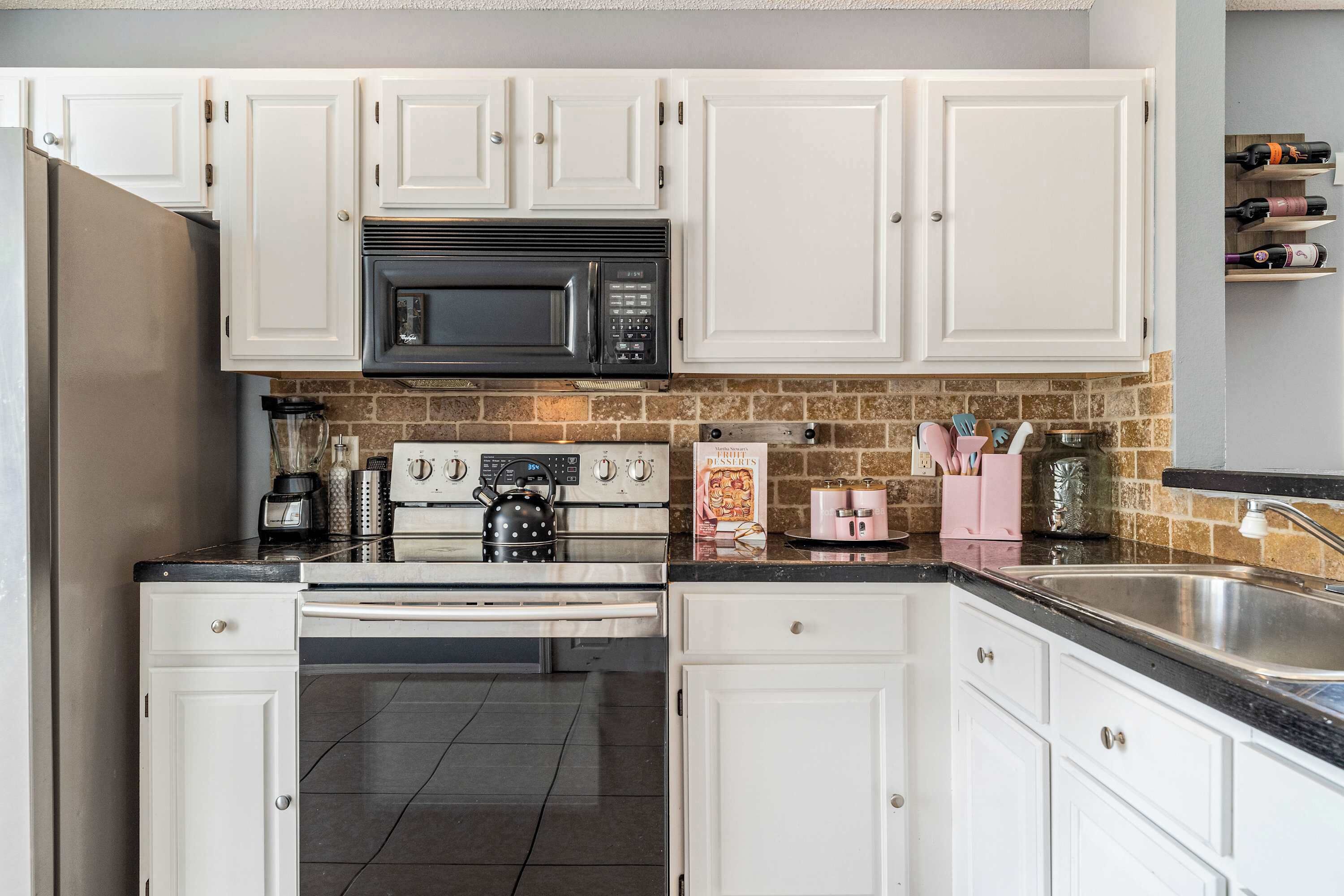 ثلاجة، ميكروويف، فرن، موقد ط هي مسطح