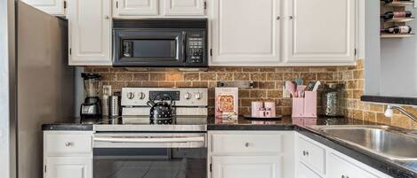 Kylskåp, mikrovågsugn, ugn och spishäll