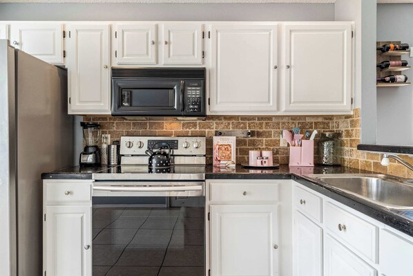 Frigorífic, microones, forn i placa de cuina 