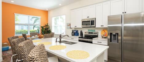 Refrigerador, microondas, horno, placa de cocina