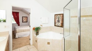 Douche, sèche-cheveux, shampoing
