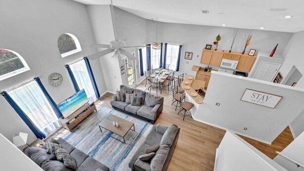 Una sala moderna con un sofá, una mesa de centro y un comedor con mesa y sillas.