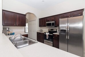 Refrigerador, microondas, horno y parrilla de estufa 