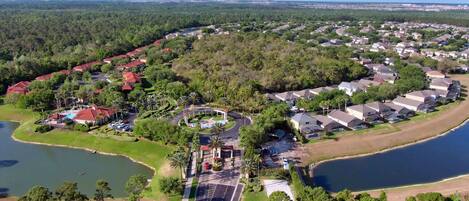 Un barrio residencial con casas, un parque central y un lago.