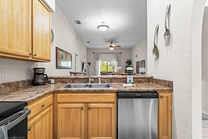 ثلاجة، ميكروويف، فرن، موقد طهي مسطح