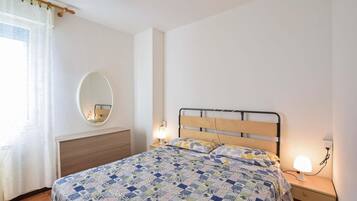 2 bedrooms, iron/ironing board, free WiFi, bed sheets