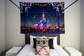 6 bedrooms, iron/ironing board, WiFi, bed sheets