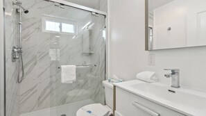 Bruser, hårtørrer, håndklæder, Toiletpapir