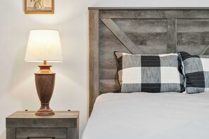 5 bedrooms, iron/ironing board, WiFi, bed sheets