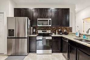 Frigorífico, microondas, horno y placa de cocina