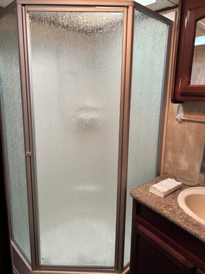 Een haardroger, handdoeken, zeep, shampoo