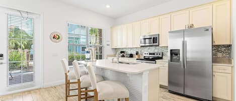 Frigorífico, microondas, horno y placa de cocina