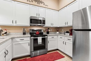 Frigorífico, microondas, horno y placa de cocina