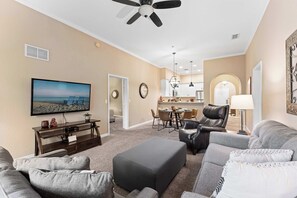 Una televisión, una oficina