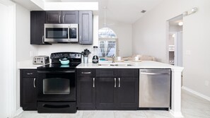 Frigorífic, microones, forn i placa de cuina 