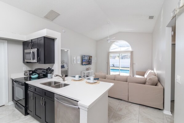 Frigorífic, microones, forn i placa de cuina 