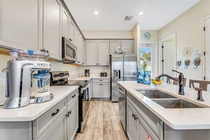 Frigorífico, microondas, horno y placa de cocina