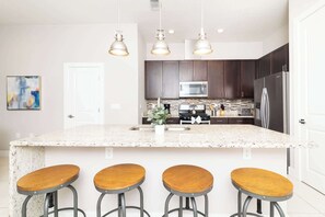 Réfrigérateur, four à micro-ondes, un four, surface de cuisson