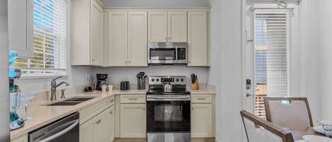 Een koelkast, een magnetron, een oven, een kookplaat