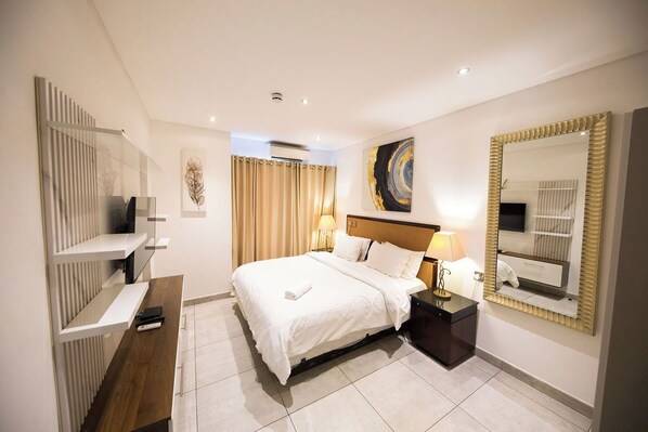 2 bedrooms, iron/ironing board, WiFi, bed sheets - The Signature Apartment Unit A407-Charming 2-bedroom in Accra with AC, Free WiFi (Accra)