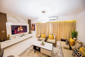 Smart TV - The Signature Apartment by G&L Luxury Properties Unit A407-Charming 2 bedrooms (Accra)