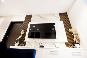 Interior - The Signature Apartment Unit A407-Charming 2-bedroom in Accra with AC, Free WiFi (Accra)