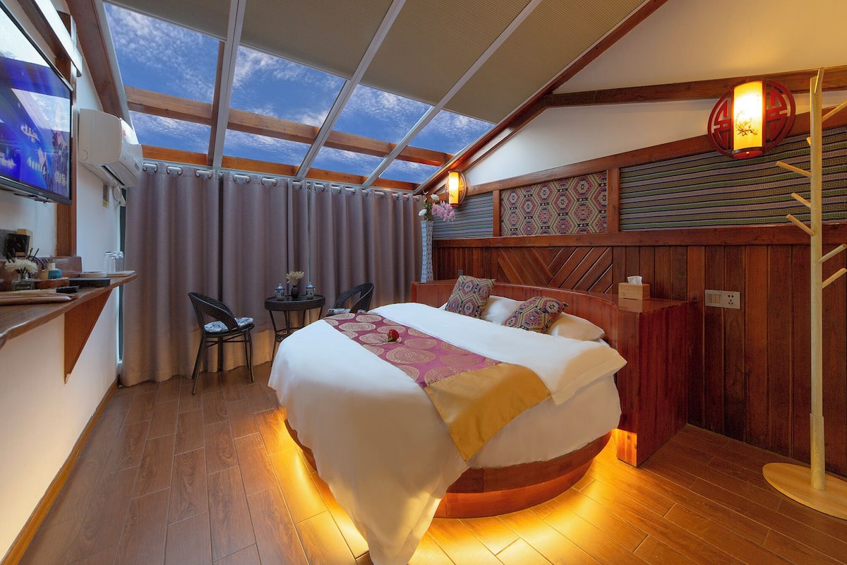 Une chambre confortable avec un grand lit, un bureau et une chaise.