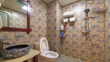 Comfort-Zweibettzimmer, Bergblick | Badezimmer