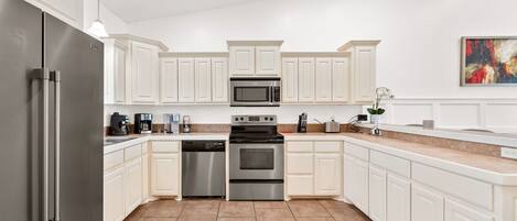 KĂŒhlschrank, Mikrowelle, Ofen, Herdplatte