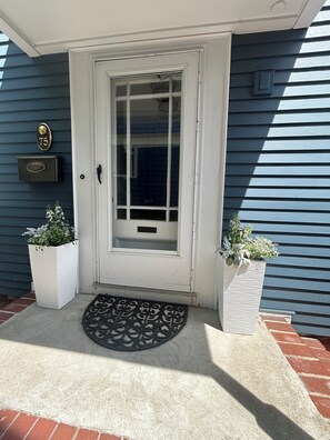 Exterior detail - Downtown Home. Walk to Waterfront, Restaurants, Shops & Train. Beaches Nearby. (Newburyport)