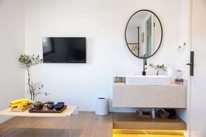 Habitación Confort doble | Baño | Secador de pelo, toallas, jabón y champú