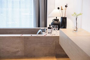 Habitación doble superior, vistas al patio | Baño | Secador de pelo, toallas, jabón y champú