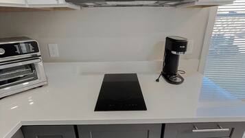 Réfrigérateur, micro-ondes, plaque de cuisson, cafetiÚre/bouilloire