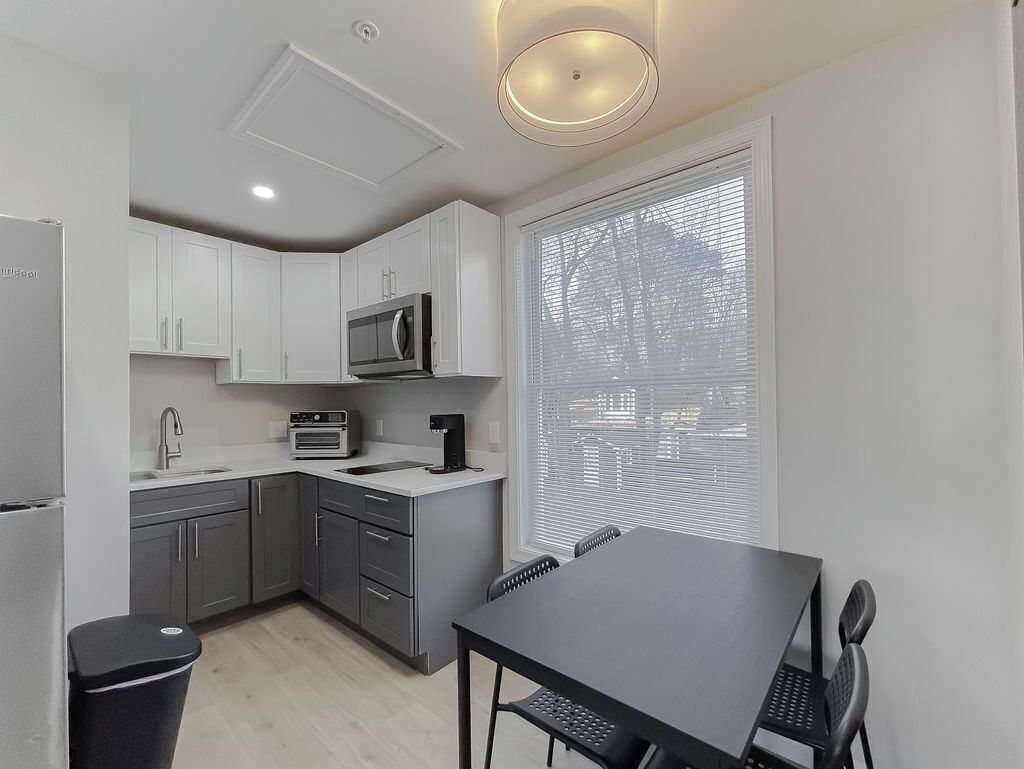 Réfrigérateur, micro-ondes, plaque de cuisson, cafetière/bouilloire