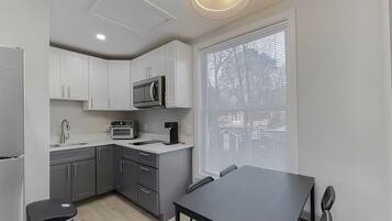 Réfrigérateur, micro-ondes, plaque de cuisson, cafetiÚre/bouilloire