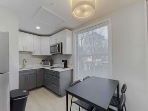 Kjøleskap, mikrobølgeovn, kokeplater og kaffetrakter/tekoker