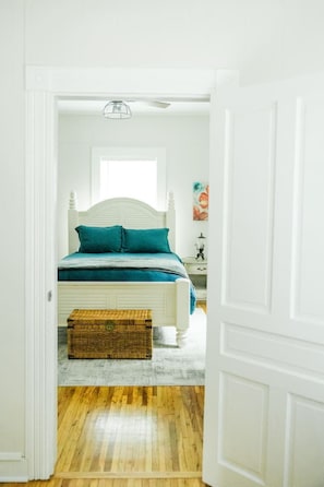 Iron/ironing board, free WiFi, bed sheets - Heart of Danville - 2bd/1bth - .9 miles to Casino (Danville)