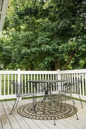 Outdoor dining - Heart of Danville - 2bd/1bth - .9 miles to Casino (Danville)