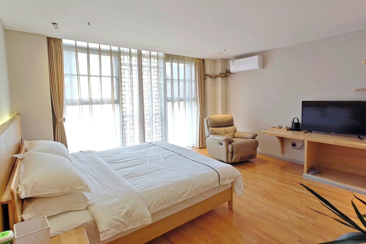 Escritorio, cortinas blackout y wifi gratis 