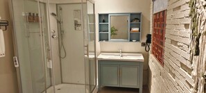 Economy Double Room | Bathroom