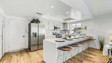 Geladeira, micro-ondas, fogão, cooktop