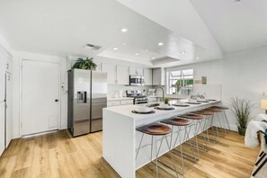 Kylskåp, mikrovågsugn, ugn och spishäll