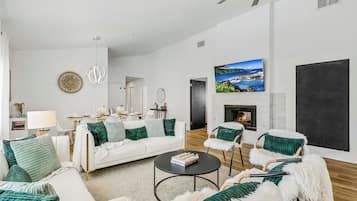 Smart-TV, Kamin, Tischfußball, Tischtennisplatte