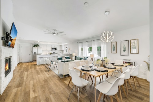 Private pool,Pickleball+Basketball,Gameroom, bocce+horseshoe+grassy yard 4 games