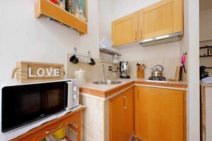 Kühlschrank, Mikrowelle, Herdplatte, Wasserkocher mit Kaffee-/Teezubehör